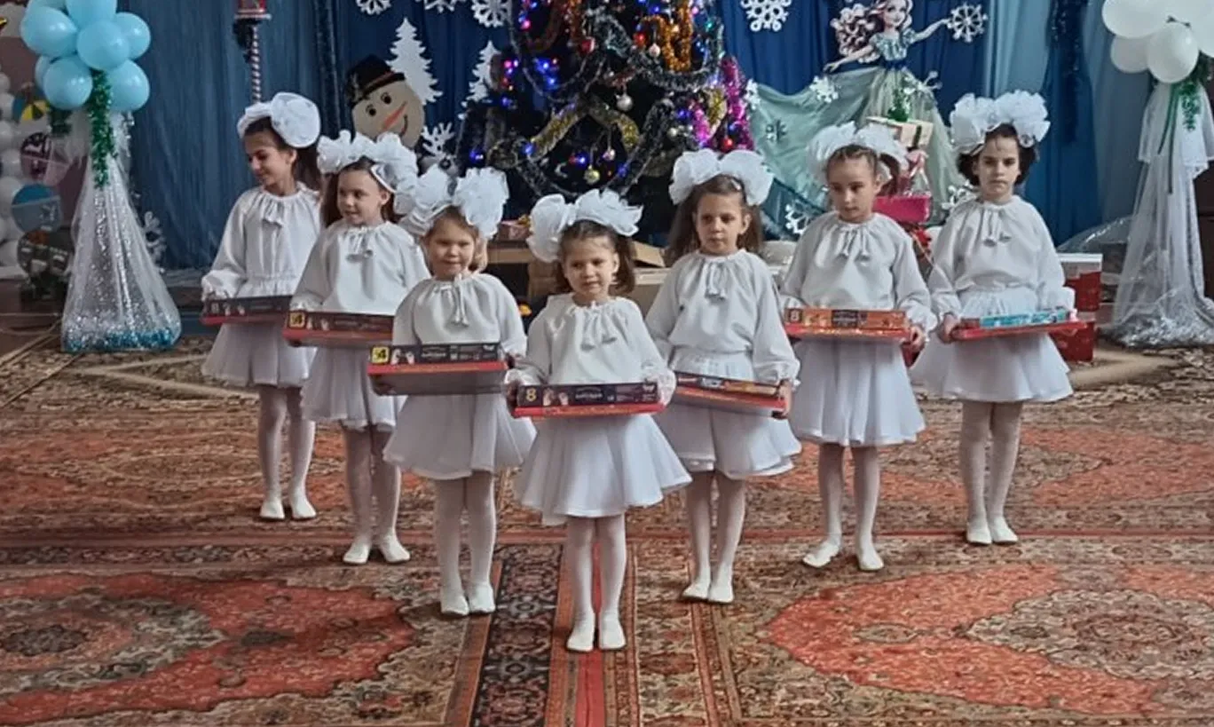 Діти на святі в школі